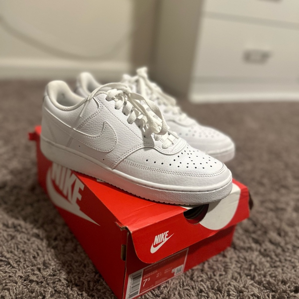 Women Nike Court visión low size 7.5